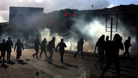 Decenas de palestinos y soldados israelíes se enfrentan durante una protesta en la ciudad cisjordana de Nablus Decenas de palestinos y soldados israelíes se enfrentan durante una protesta en la ciudad cisjordana de Nablus