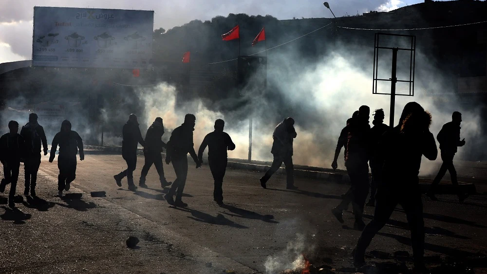 Decenas de palestinos y soldados israelíes se enfrentan durante una protesta en la ciudad cisjordana de Nablus