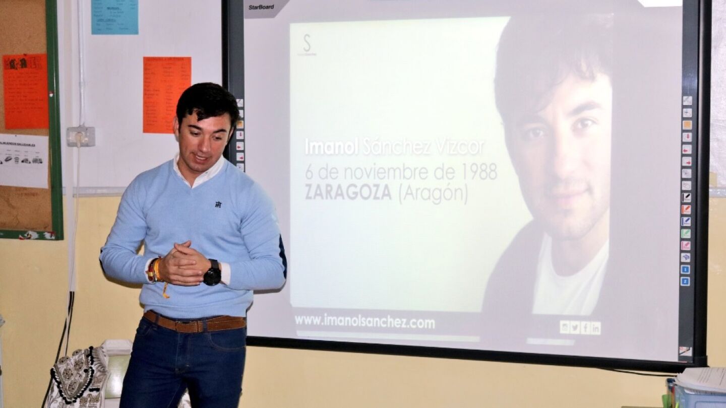 El torero Imanol S&aacute;nchez impartiendo una clase sobre tauromaquia