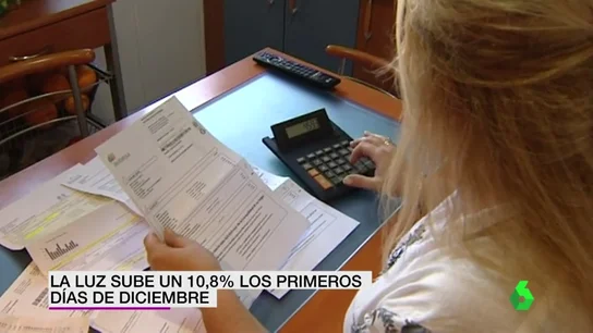 Una mujer revisa la factura de la luz Una mujer revisa la factura de la luz