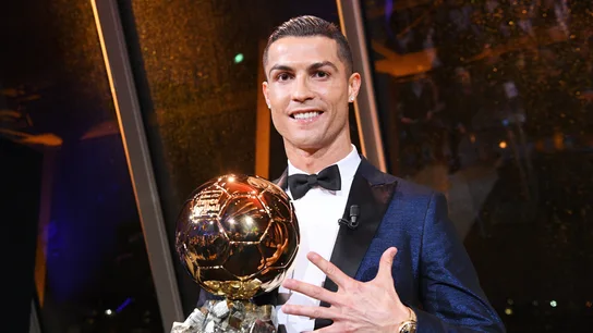 Cristiano Ronaldo posa junto a su quinto Balón de Oro Cristiano Ronaldo posa junto a su quinto Balón de Oro