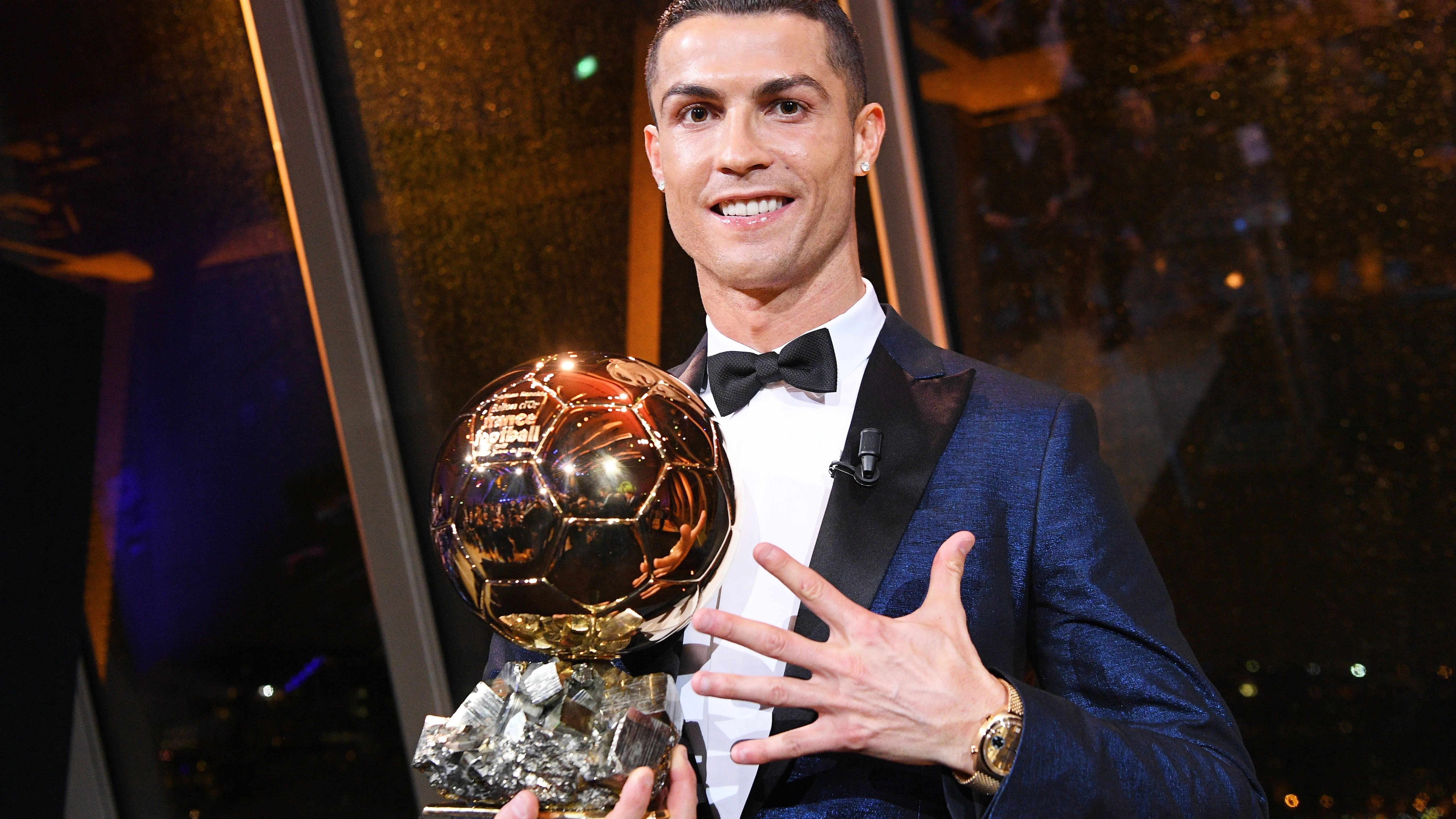 Cristiano Ronaldo posa junto a su quinto Balón de Oro