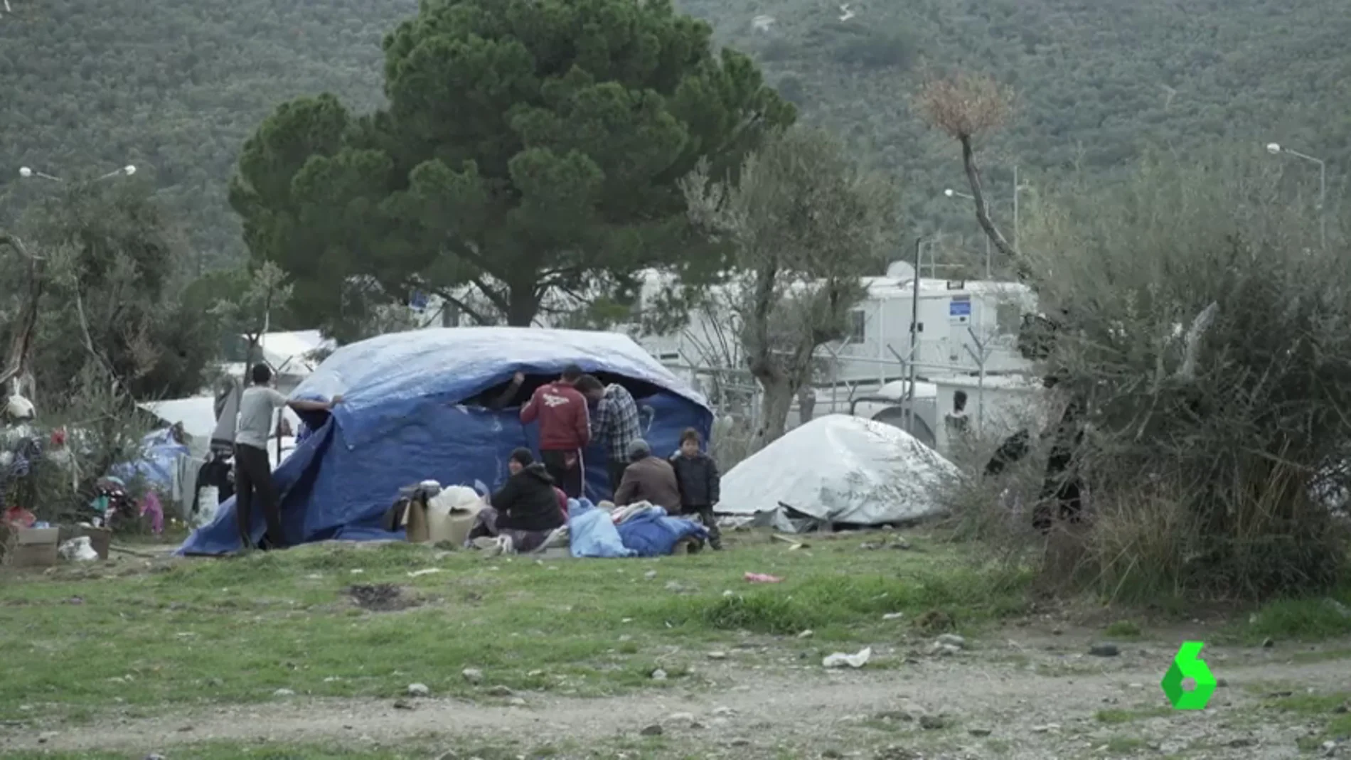 Los refugiados viven hacinados en el campo de Moria, en Lesbos, Grecia