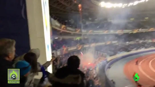 Momentos de tensión en Anoeta: los ultras rusos del Zenit colaron bengalas en el campo Momentos de tensión en Anoeta: los ultras rusos del Zenit colaron bengalas en el campo
