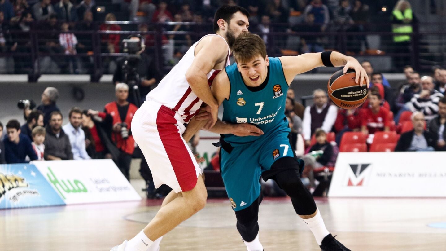 Doncic intenta avanzar ante la defensa de Papanikolau