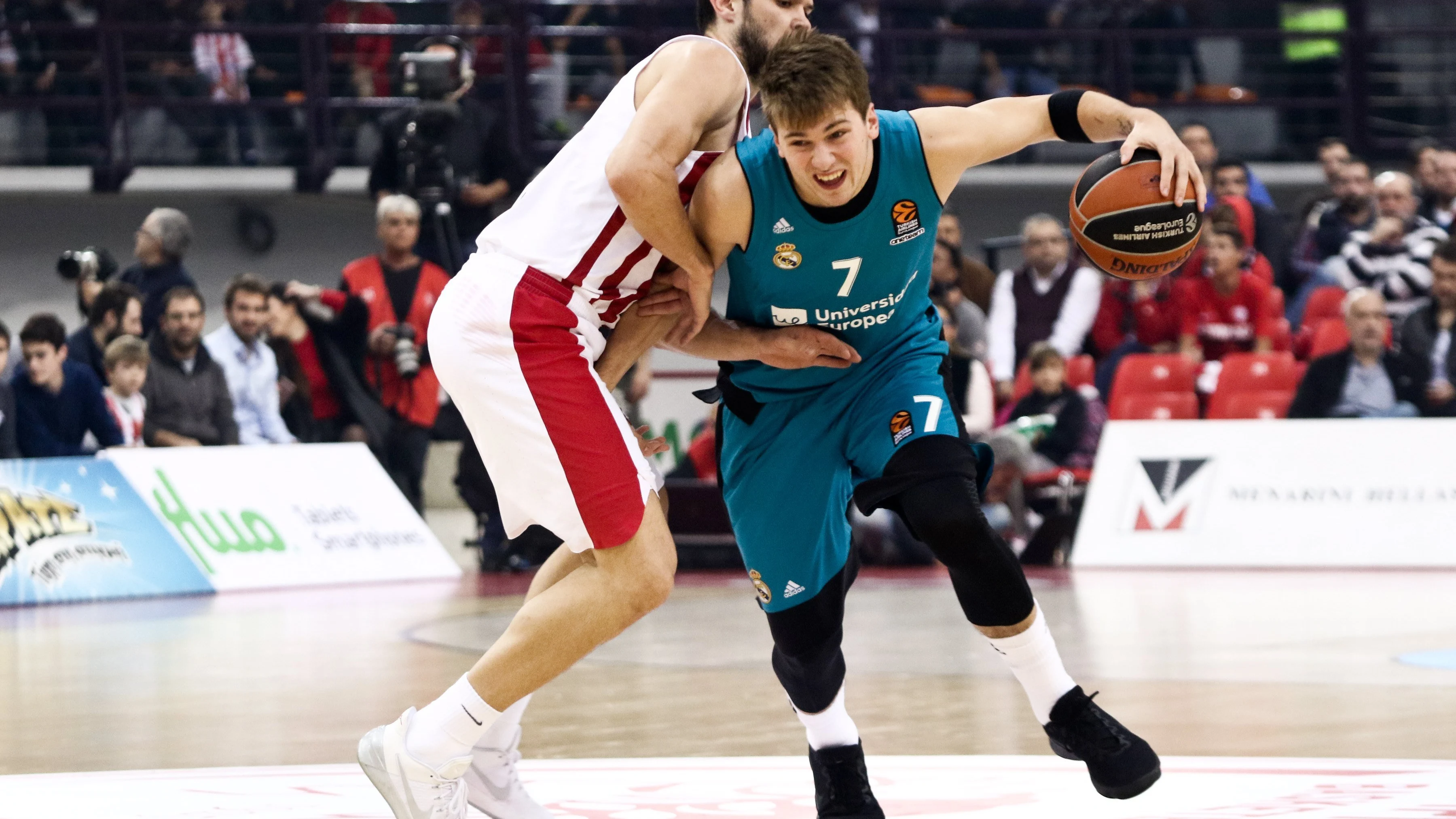 Doncic intenta avanzar ante la defensa de Papanikolau