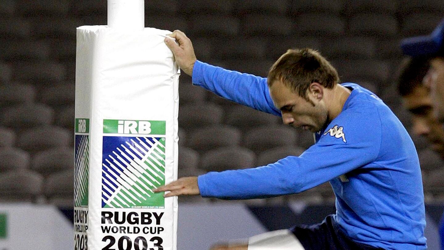 Andrea Benatti realiza estiramientos antes de un partido del Mundial de 2003