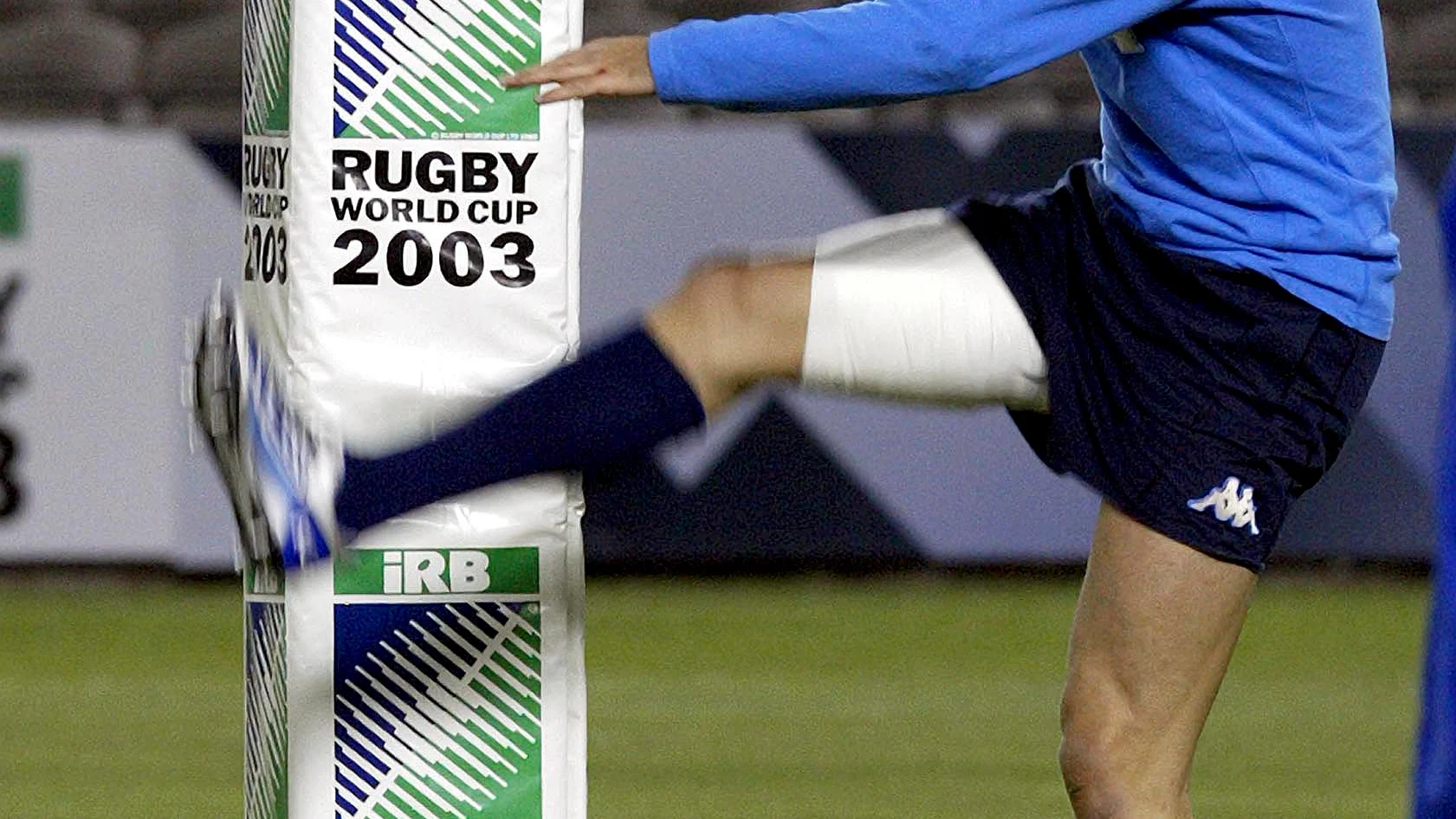 Andrea Benatti realiza estiramientos antes de un partido del Mundial de 2003