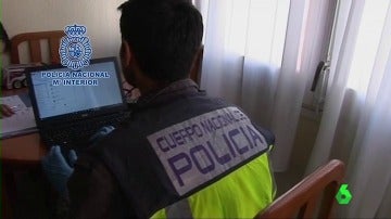 Un agente reciba un ordenador en busca de pornografía infantil