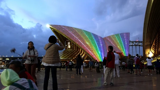 La Sydney Opera House iluminada con los colores de la bandera gay La Sydney Opera House iluminada con los colores de la bandera gay