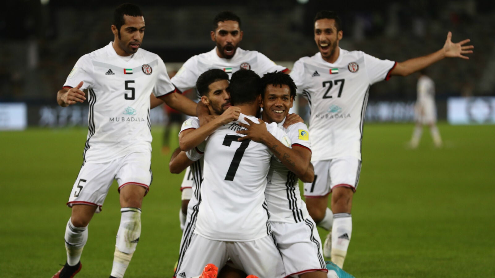 El Al Jazira celebra un gol