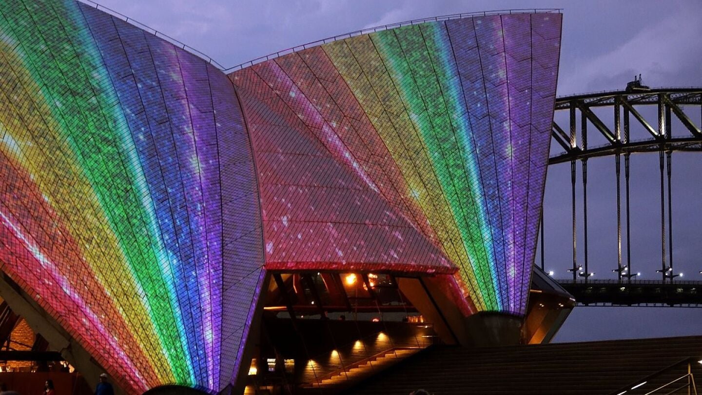 La &oacute;pera de S&iacute;dney con los colores de la bandera LGTBI