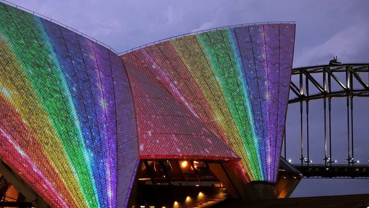 La ópera de Sídney con los colores de la bandera LGTBI