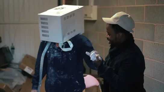 El joven con el microondas en la cabeza El joven con el microondas en la cabeza