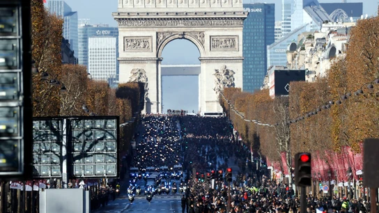 El cortejo fúnebre de Hallyday, seguido por cientos de motoristas, recorre los Campos Elíseos abarrotados de seguidores del cantante El cortejo fúnebre de Hallyday, seguido por cientos de motoristas, recorre los Campos Elíseos abarrotados de seguidores del cantante