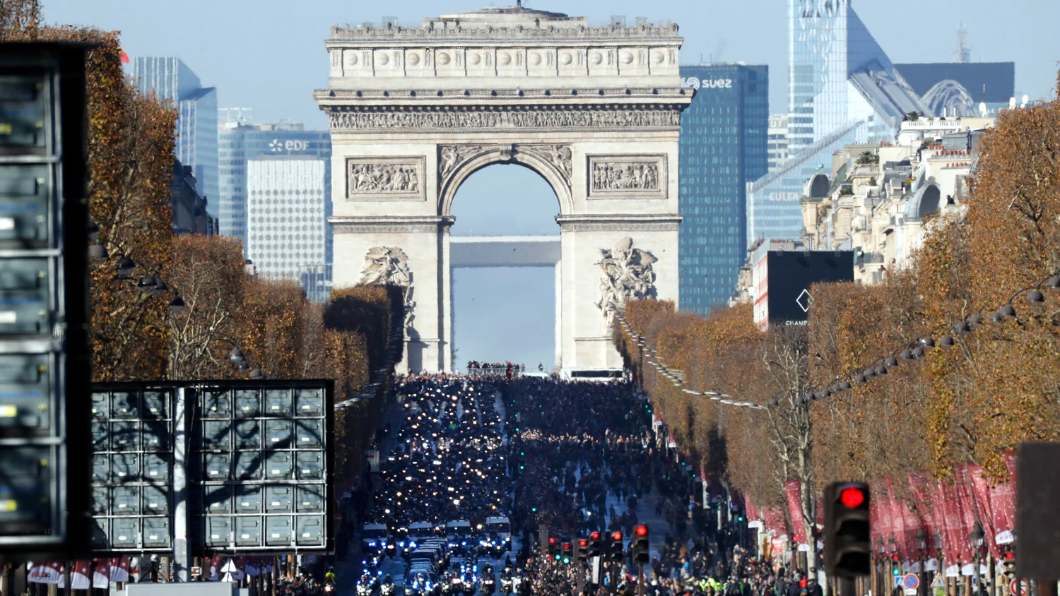 El cortejo fúnebre de Hallyday, seguido por cientos de motoristas, recorre los Campos Elíseos abarrotados de seguidores del cantante