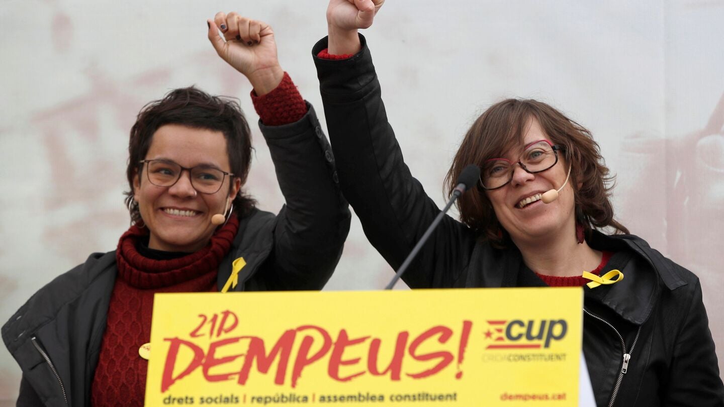 La exdiputada de la Cup, Eul&agrave;lia Reguant (d), y la cabeza de lista por Girona, Nat&agrave;lia S&aacute;nchez (i)