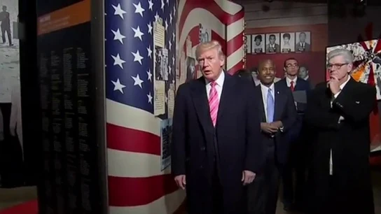 Polémica en la inauguración de un museo por la asistencia de Trump Polémica en la inauguración de un museo por la asistencia de Trump