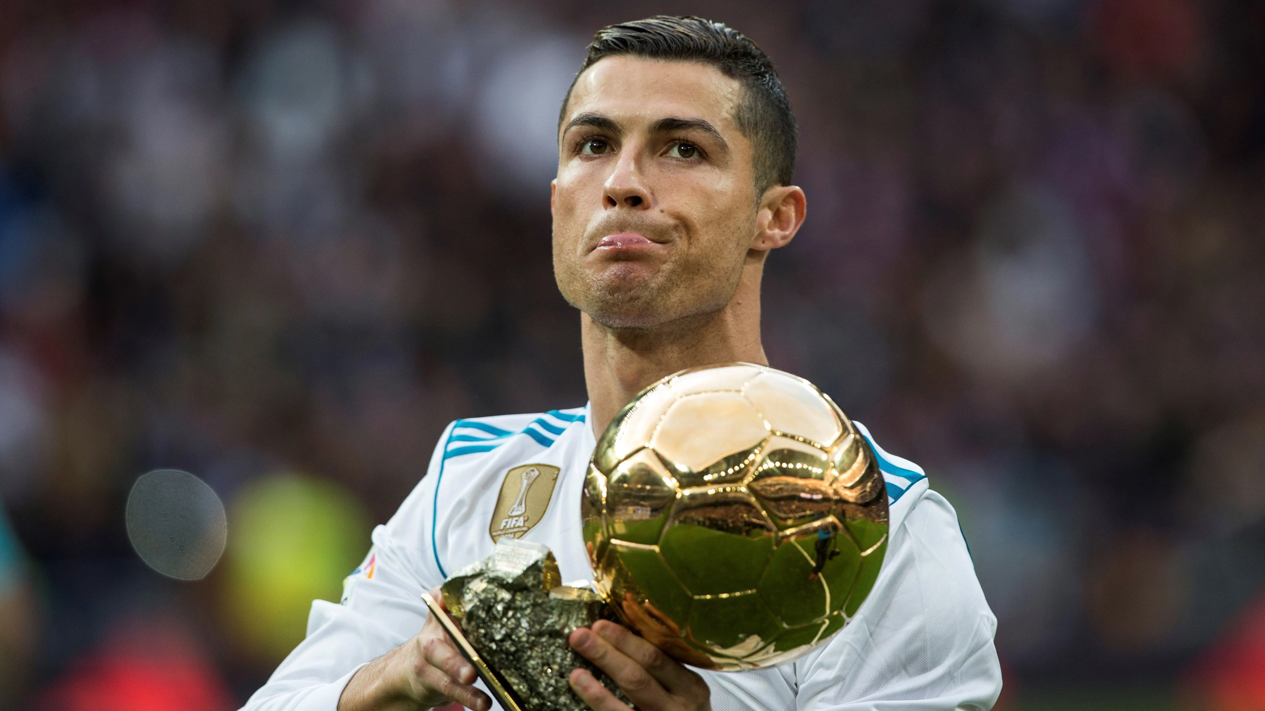 Cristiano Ronaldo ofrece su Balón de Oro al Bernabéu Cristiano Ronaldo ofrece su Balón de Oro al Bernabéu