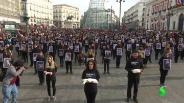 Igualdad Animal exhibe en en la Puerta del Sol cadáveres de cerdos, pollos y conejos para exigir más derechos animales
