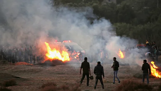 Varios jóvenes palestinos protestan en Gaza tras la decisión de Trump Varios jóvenes palestinos protestan en Gaza tras la decisión de Trump