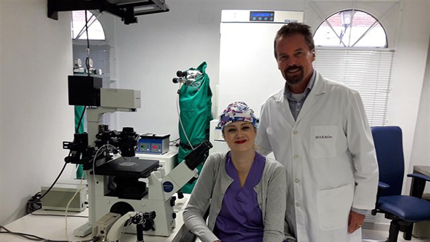 El doctor Jan Tesarik con un miembro de su equipo en la cl&iacute;nica Margen