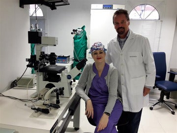 El doctor Jan Tesarik con un miembro de su equipo en la clínica Margen El doctor Jan Tesarik con un miembro de su equipo en la clínica Margen