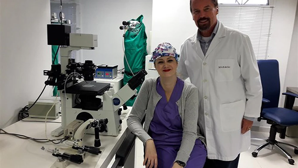 El doctor Jan Tesarik con un miembro de su equipo en la clínica Margen