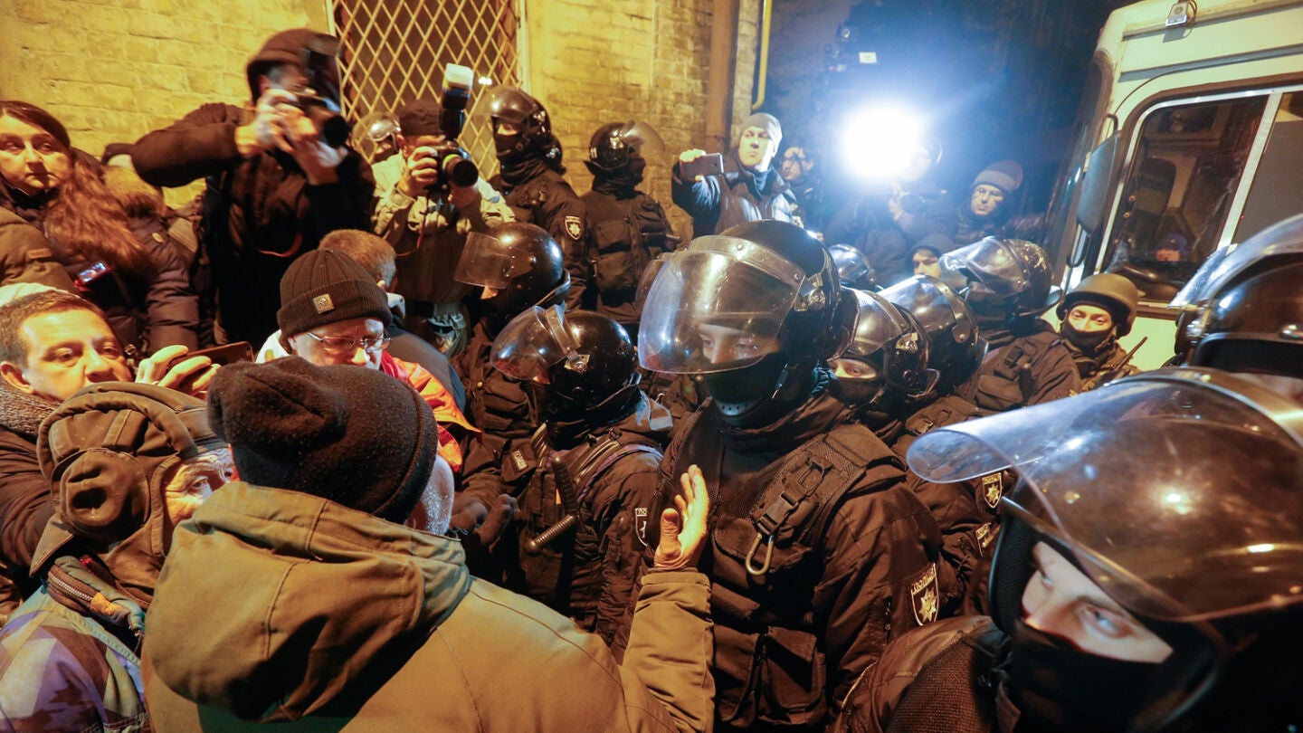 Seguidores de Saakashvili discuten con la polic&iacute;a durante las protestas