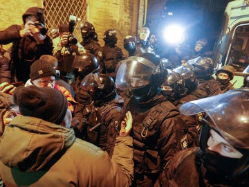 Seguidores de Saakashvili discuten con la policía durante las protestas Seguidores de Saakashvili discuten con la policía durante las protestas