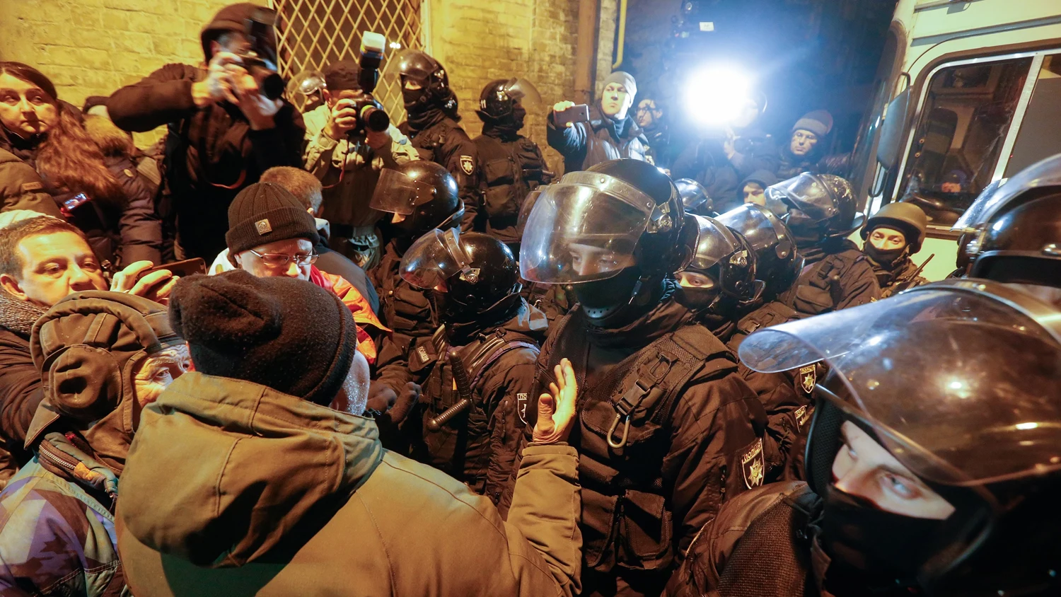 Seguidores de Saakashvili discuten con la policía durante las protestas Seguidores de Saakashvili discuten con la policía durante las protestas