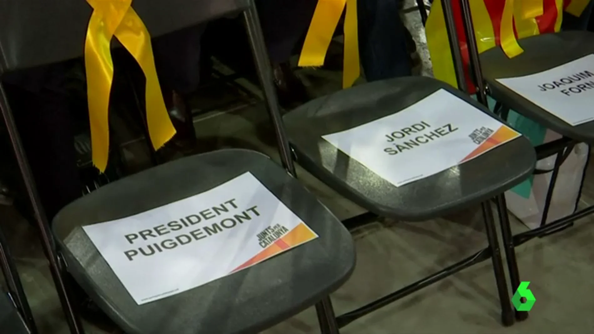 Las sillas reservadas para los ausentes en la campaña del 21D