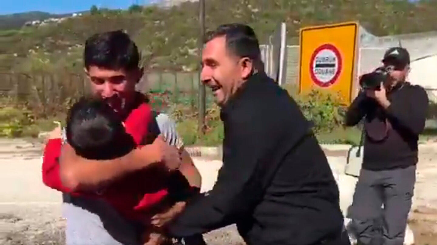 Emotivo reencuentro de un padre sirio y su hijo