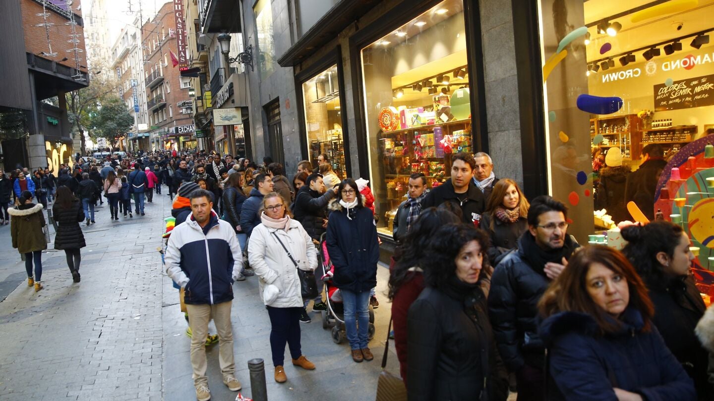 Colas para comparar un boleto de Loter&iacute;a de Navidad en Do&ntilde;a Manolita