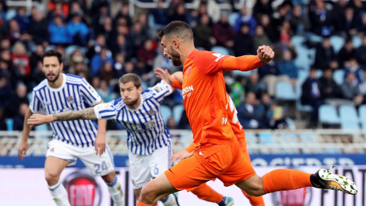 Borja Bast&oacute;n se prepara para lanzar un penalti ante la Real Sociedad