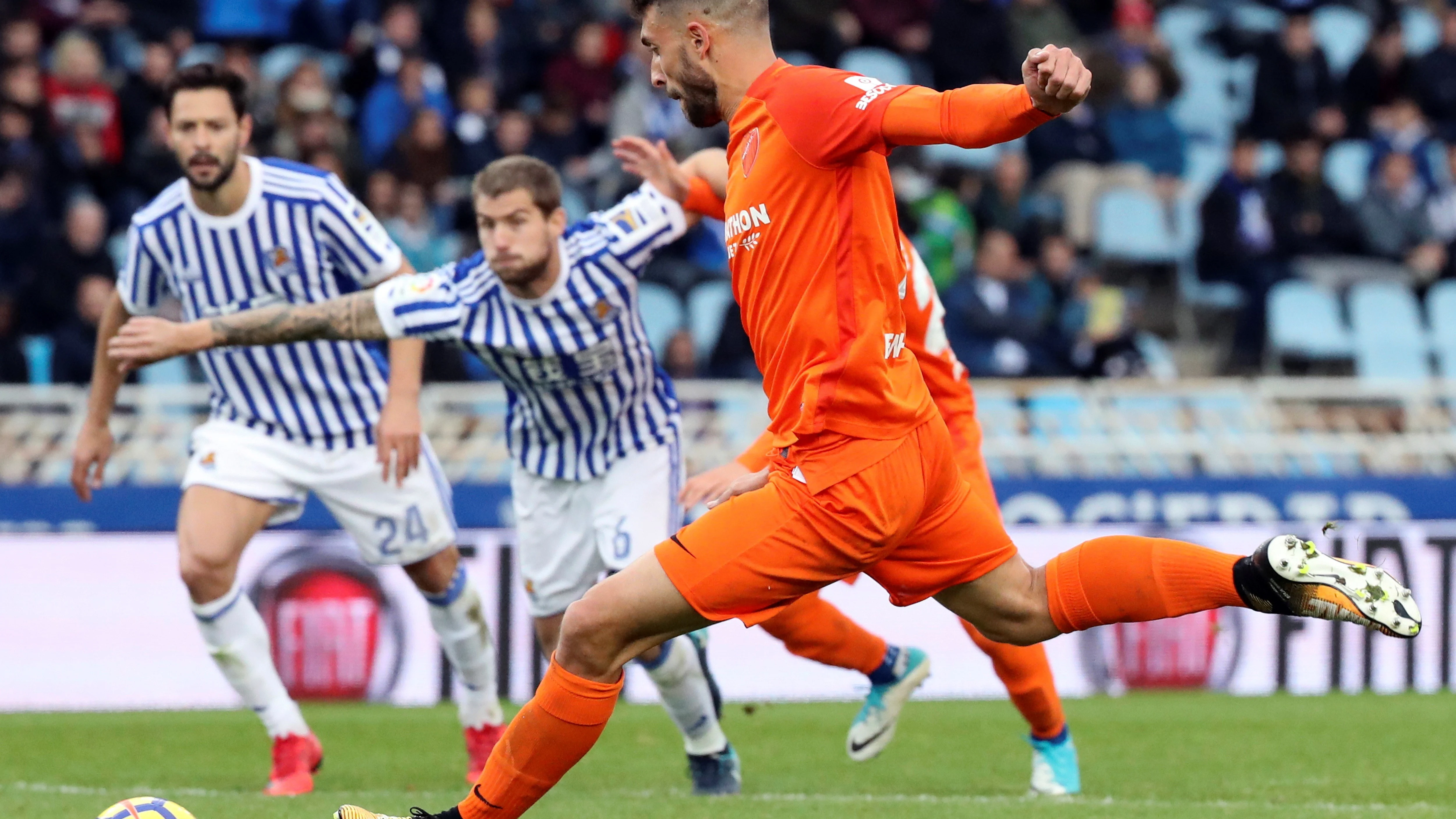 Borja Bastón se prepara para lanzar un penalti ante la Real Sociedad