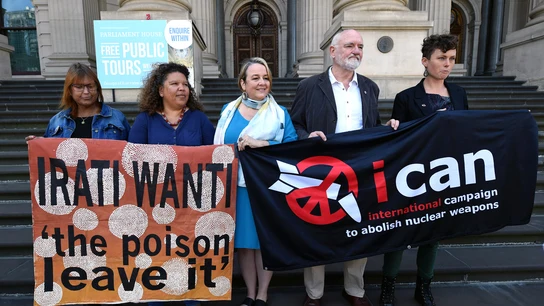Rose y Karina Lester, Dimity Hawkins, Richard Tanter y Gem Romuld, de la ICAN, en una rueda de prensa en Melbourne, Australia Rose y Karina Lester, Dimity Hawkins, Richard Tanter y Gem Romuld, de la ICAN, en una rueda de prensa en Melbourne, Australia