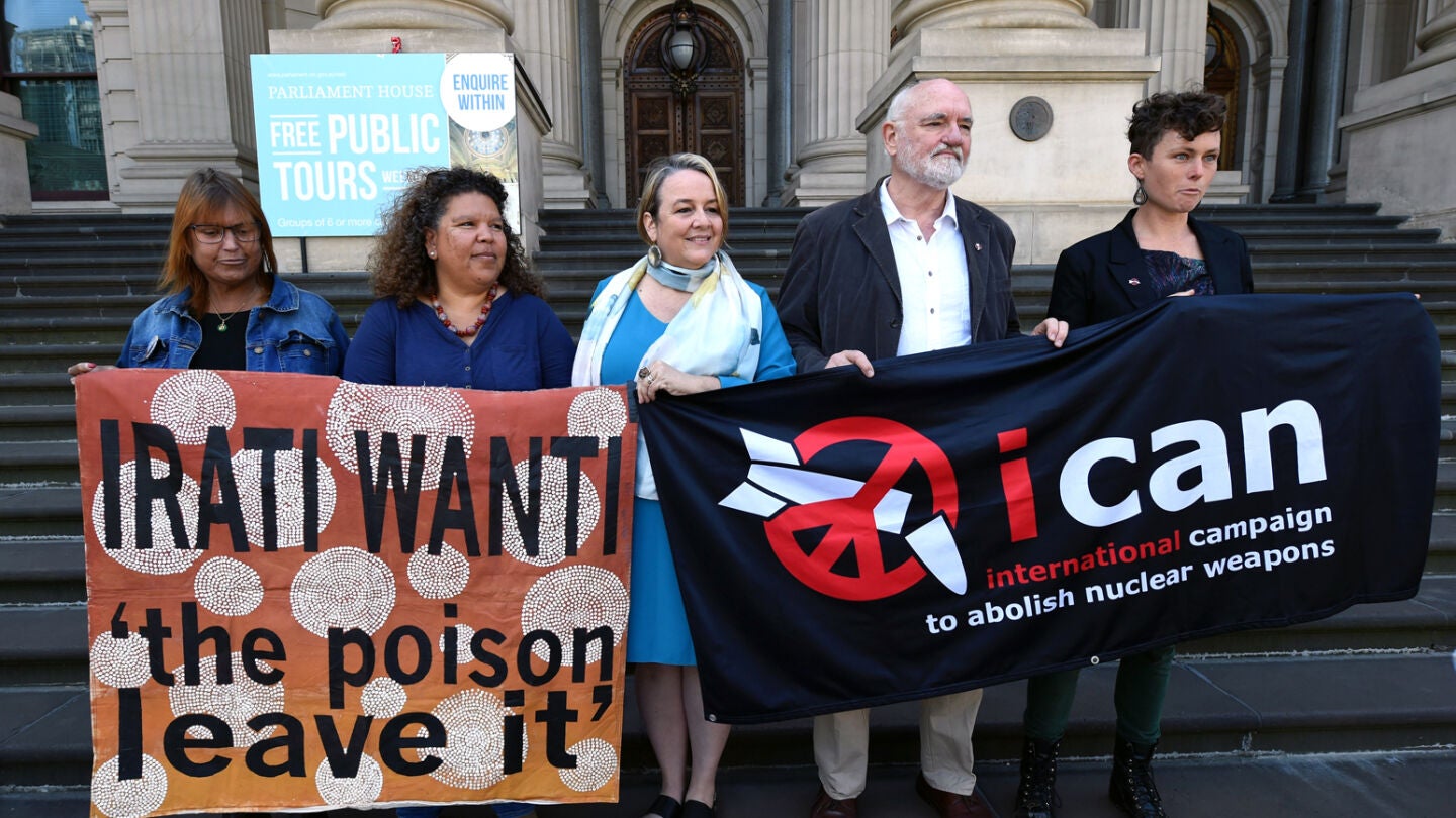 Rose y Karina Lester, Dimity Hawkins, Richard Tanter y Gem Romuld, de la ICAN, en una rueda de prensa en Melbourne, Australia