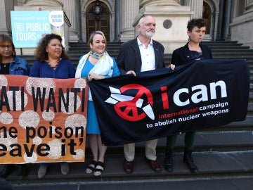 Rose y Karina Lester, Dimity Hawkins, Richard Tanter y Gem Romuld, de la ICAN, en una rueda de prensa en Melbourne, Australia Rose y Karina Lester, Dimity Hawkins, Richard Tanter y Gem Romuld, de la ICAN, en una rueda de prensa en Melbourne, Australia