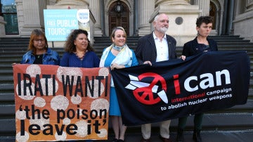 Rose y Karina Lester, Dimity Hawkins, Richard Tanter y Gem Romuld, de la ICAN, en una rueda de prensa en Melbourne, Australia