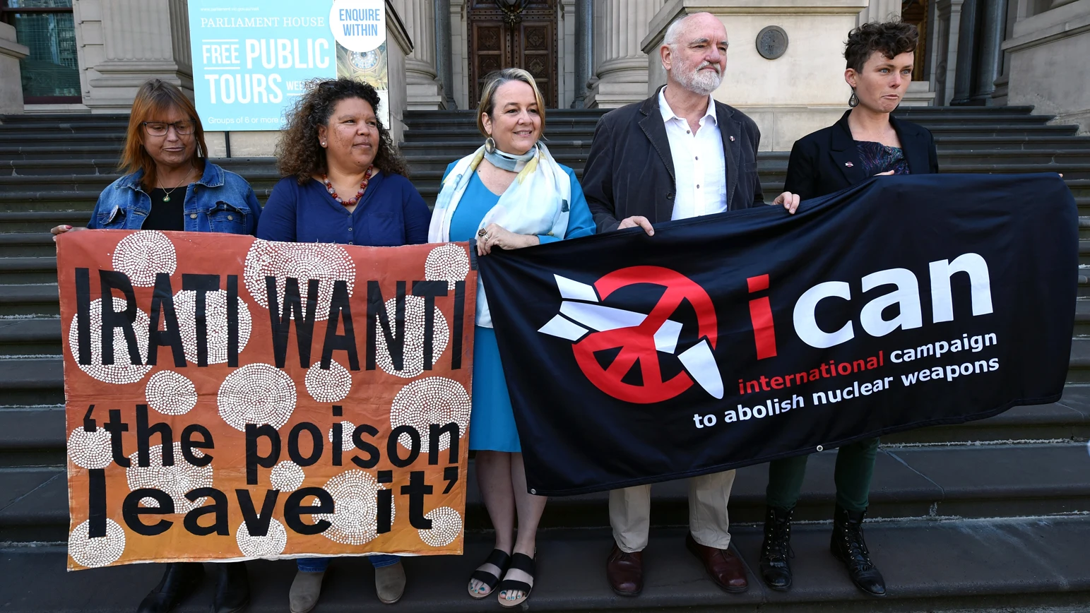 Rose y Karina Lester, Dimity Hawkins, Richard Tanter y Gem Romuld, de la ICAN, en una rueda de prensa en Melbourne, Australia