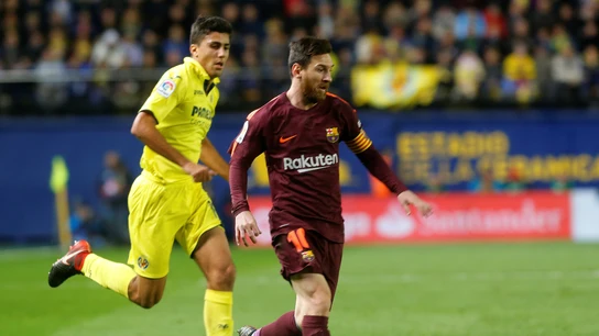 Messi conduce el balón en el partido ante el Villarreal Messi conduce el balón en el partido ante el Villarreal