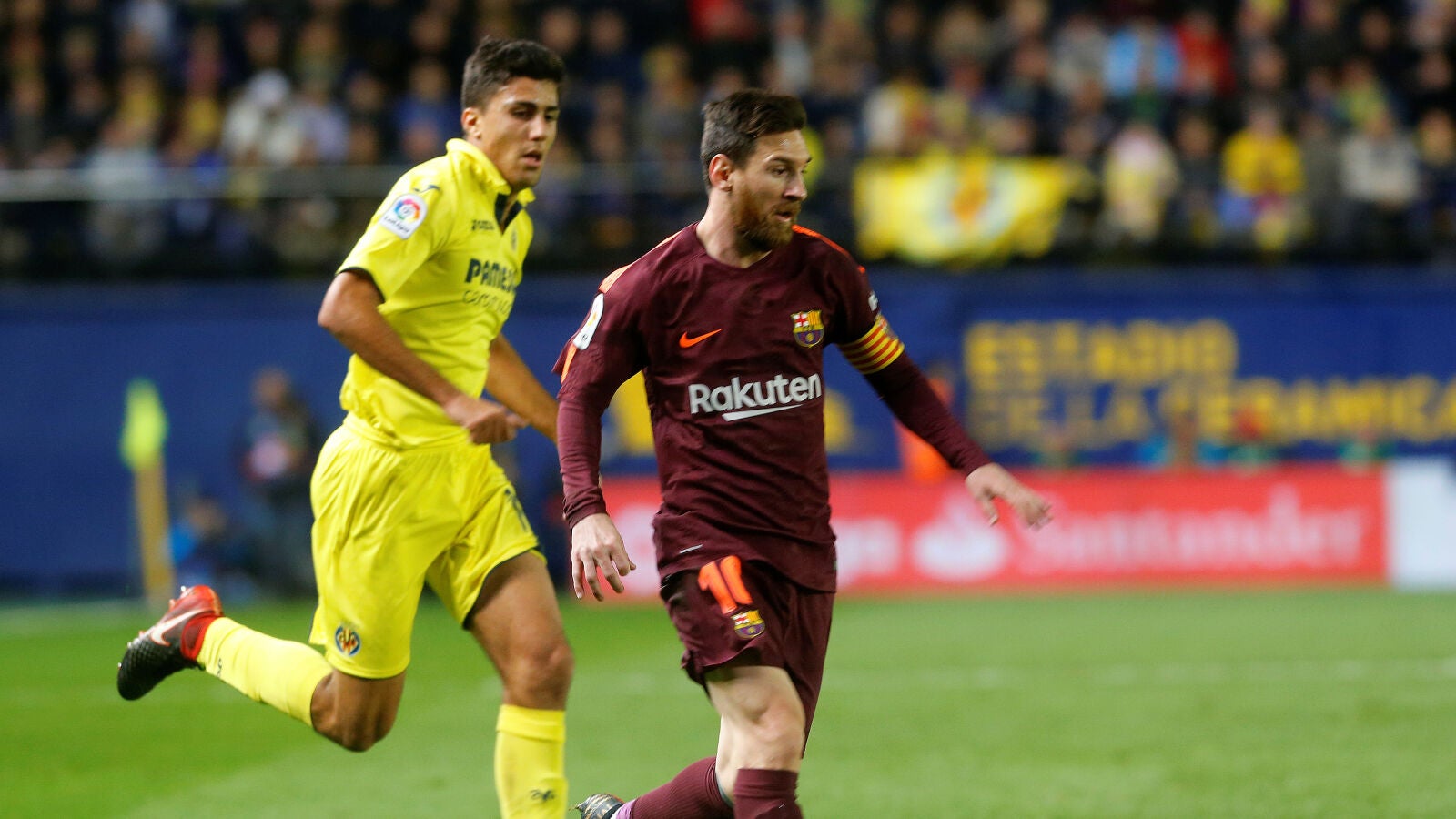 Messi conduce el bal&oacute;n en el partido ante el Villarreal