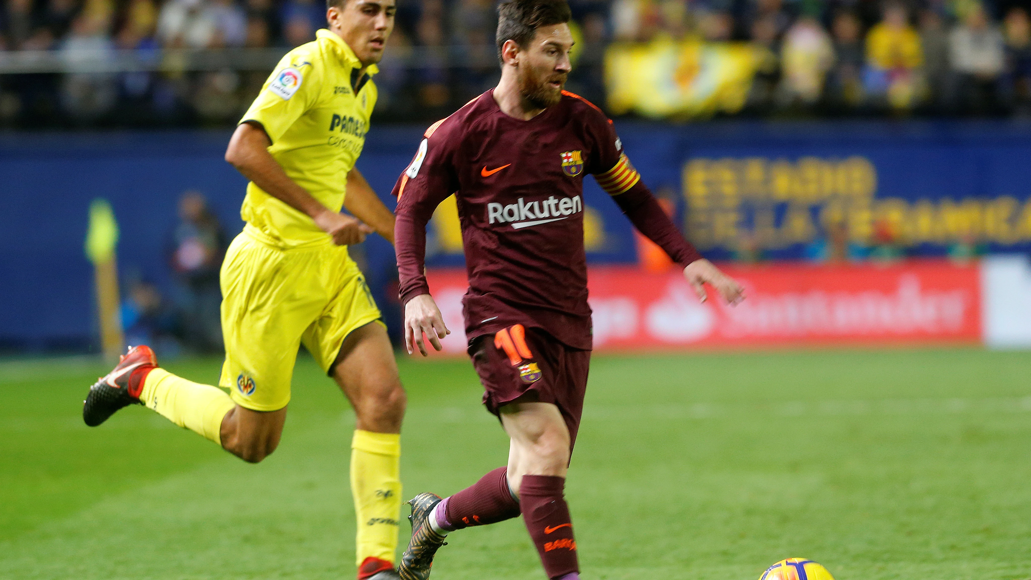 Messi conduce el balón en el partido ante el Villarreal