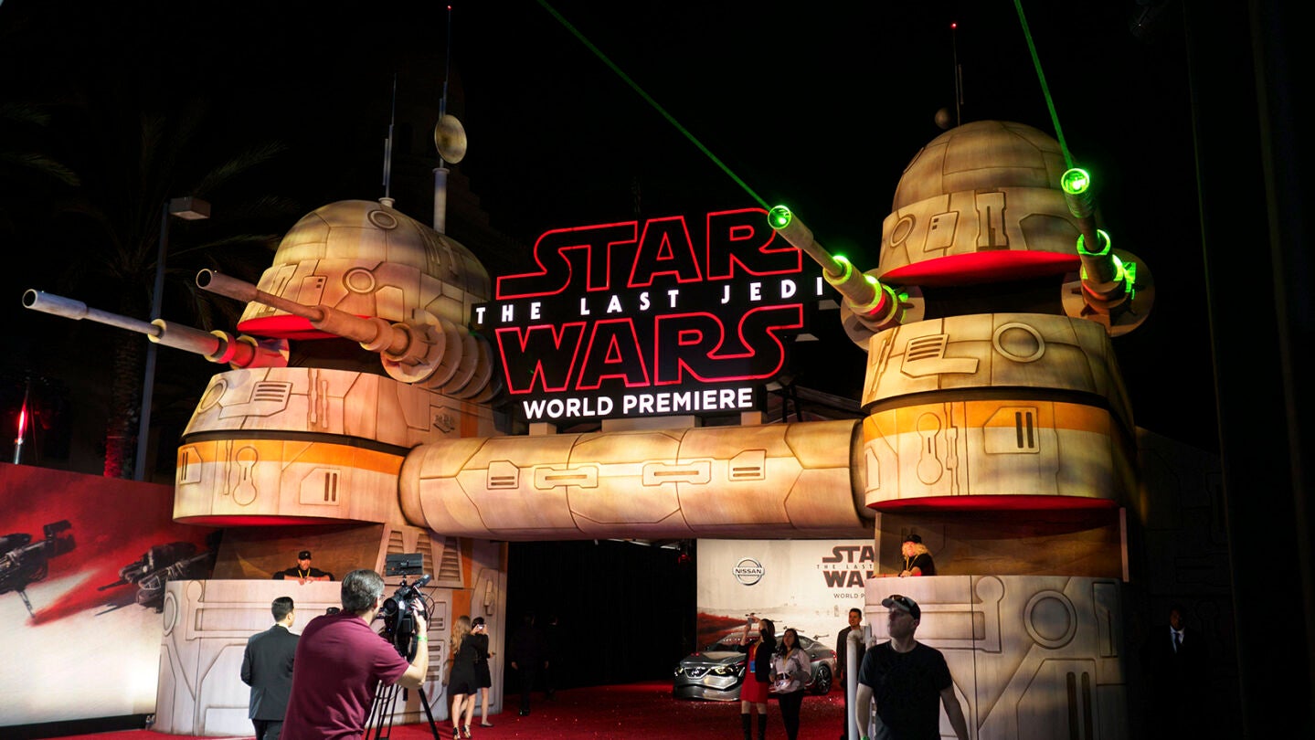 Luces l&aacute;ser para recibir a los espectadores del estreno mundial de 'Star Wars: Los &uacute;ltimos Jedi'