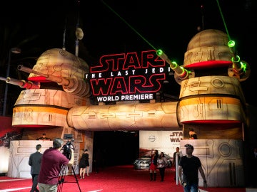 Luces láser para recibir a los espectadores del estreno mundial de 'Star Wars: Los últimos Jedi' Luces láser para recibir a los espectadores del estreno mundial de 'Star Wars: Los últimos Jedi'