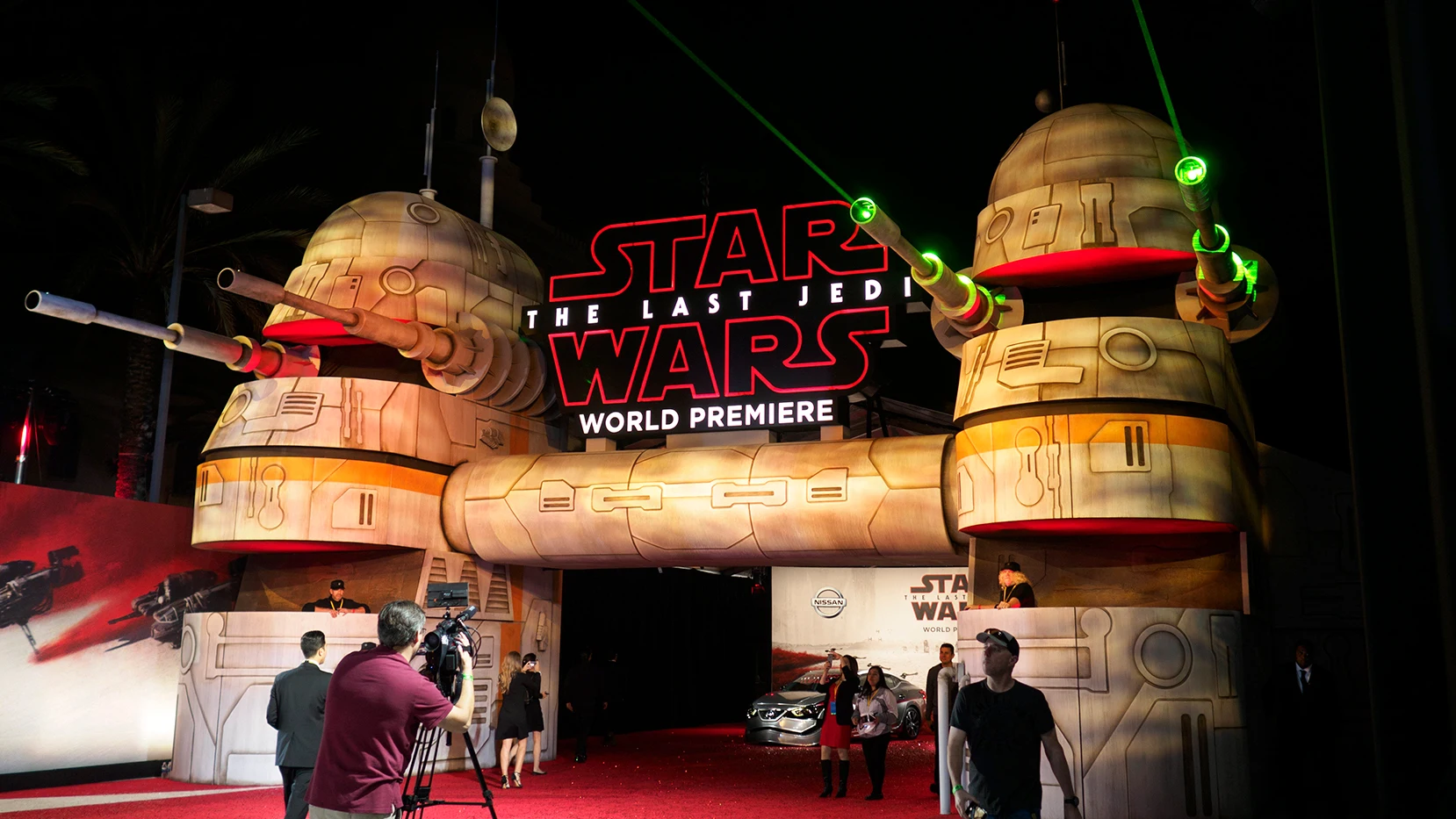 Luces láser para recibir a los espectadores del estreno mundial de 'Star Wars: Los últimos Jedi'