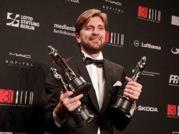 El cineasta sueco Ruben Östlund posando con los premios El cineasta sueco Ruben Östlund posando con los premios