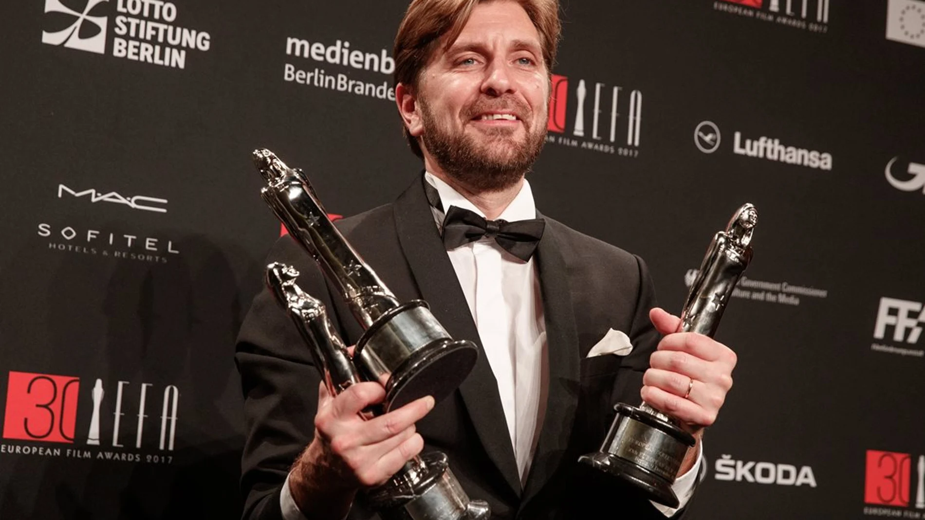 El cineasta sueco Ruben Östlund posando con los premios