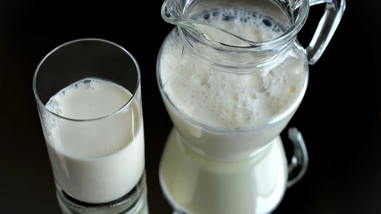 Un vaso y una jarra de leche Un vaso y una jarra de leche